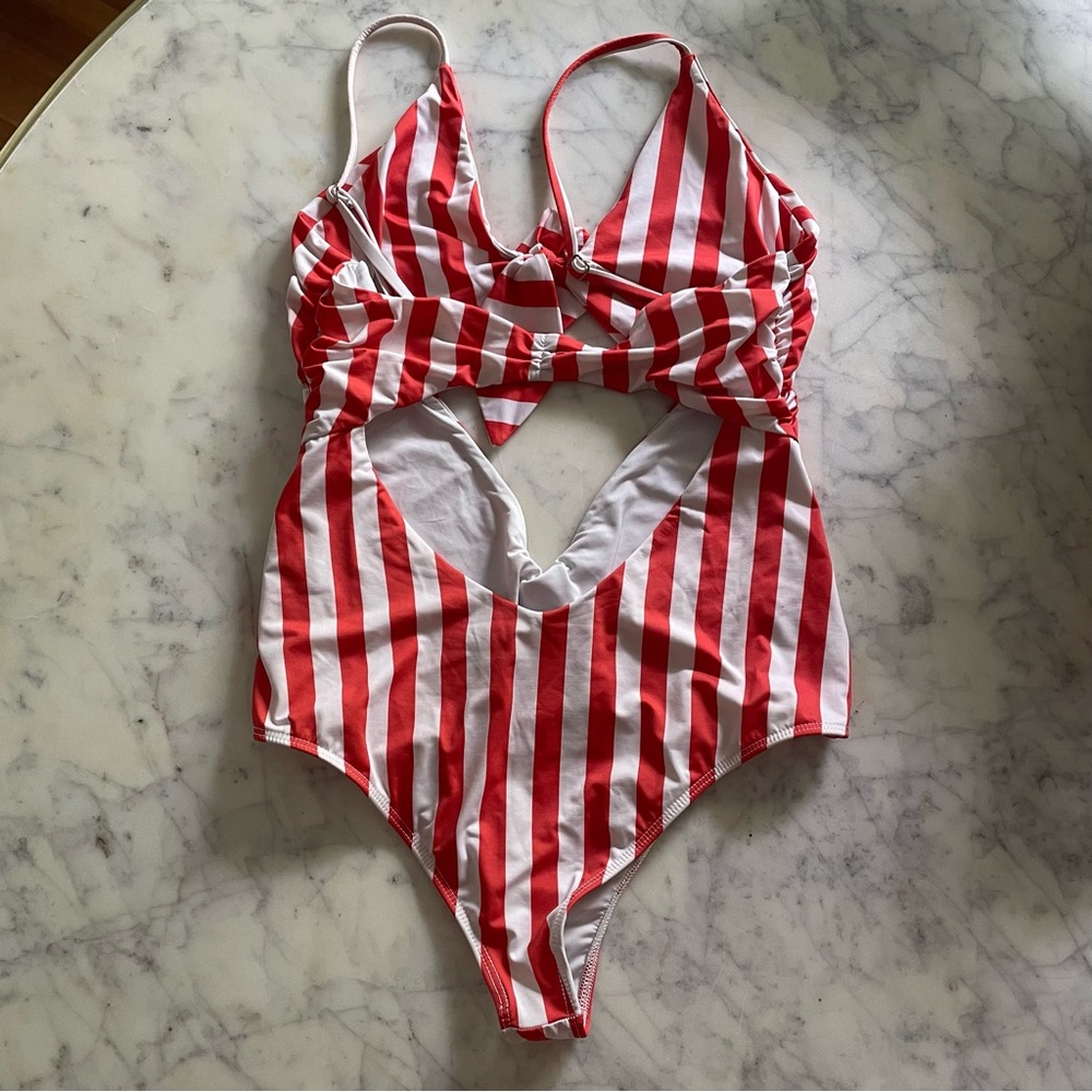 Beach Riot One Piece ❤️🤍 - Picture 7 of 8